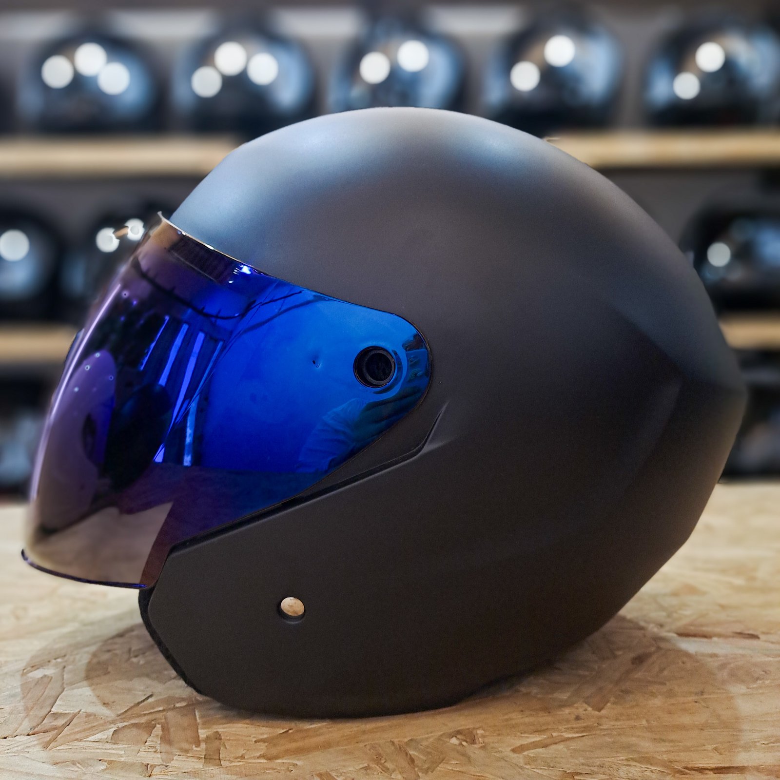 Casco TECH 10 negro mate con visor espejado, disponible en Outlet de Cascos y Accesorios